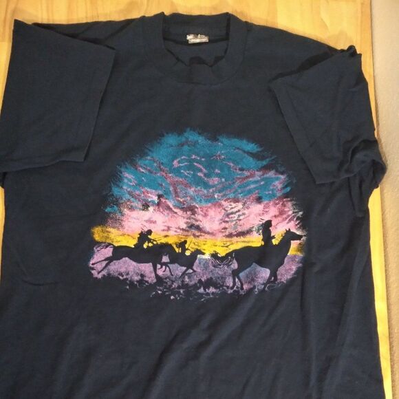 Vintage Native Americans Horseback Sunset First Nations T-Shirt - Picture 2 of 7